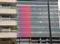  immeuble de bureaux avec bande rouge